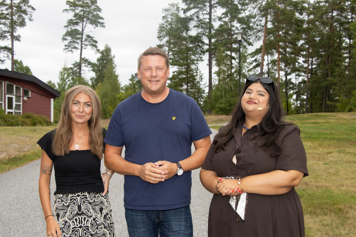 S och SSU mobiliserar valrörelsens största knack. Från vänster: Lotta Wiechel förbundssekreterare SSU, Tobias Baudin Socialdemokraternas partisekreterare, Moska Hassas förbundsordförande SSU.