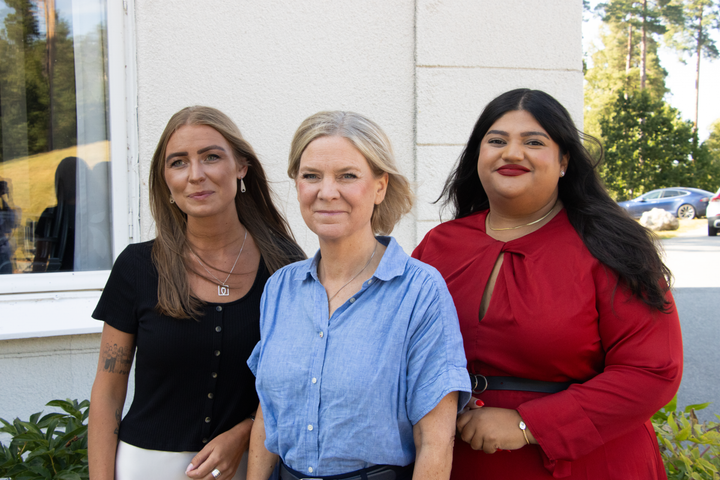 SSU:s krav blir S-vallöfte om ungdomsbostäder. Från vänster: Lotta Wiechel förbundssekreterare SSU, Magdalena Andersson Socialdemokraternas partiordförande, Moska Hassas förbundsordförande SSU. Emelie Wettermark