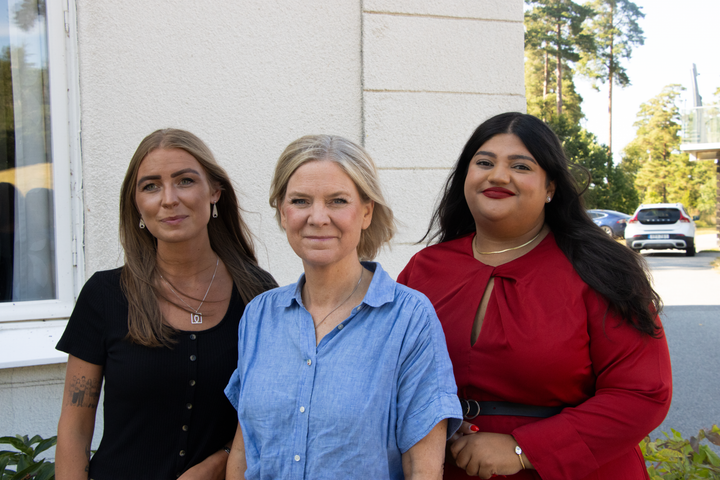 S lovar nationell modell för ungdomsbostäder. Från vänster: Lotta Wiechel förbundssekreterare SSU, Magdalena Andersson Socialdemokraternas partiordförande, Moska Hassas förbundsordförande SSU. Emelie Wettermark