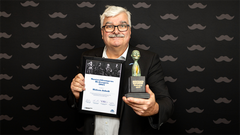 Håkan Juholt fick ta emot Mustaschkampens Hederspris för att han i hög grad bidragit till att ge mustaschen positiv uppmärksamhet och ett större värde.