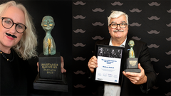 Skulptören Ylva Junfelt som skapat hederspriset och mottagaren av utmärkelsen Håkan Juholt.