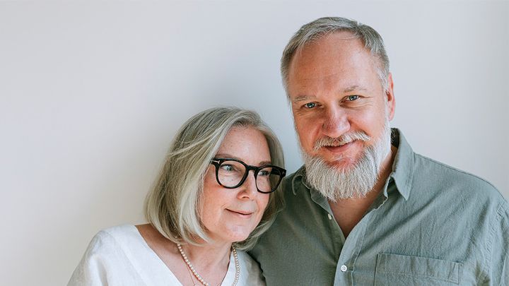 Äldre man och kvinna som ser glada ut