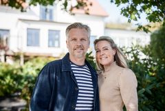 Lasseman och Therese framför sitt hem på Ängholmen.