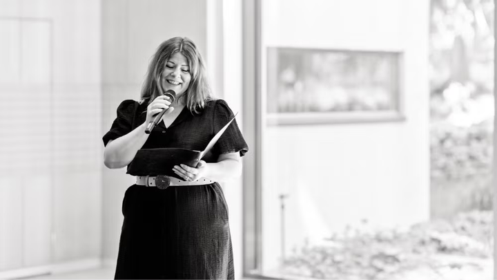 Begravningsofficiant Jessica Jäger har skrivit "Hylla livet", en bok om personliga begravningar. Foto: Janine Laag