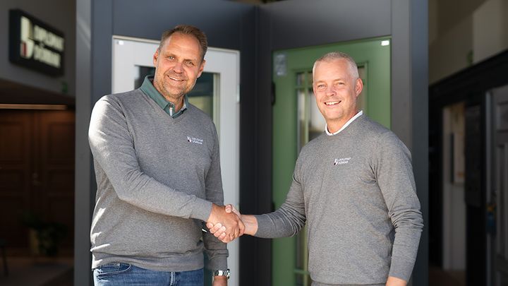 Fredrik, försäljningschef och Markus, säljare tar i hand