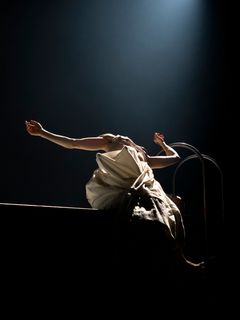 "Afterlife" i koreografi av Heidi Vierthaler. Premiär på Skånes Dansteater i Malmö 24 oktober 2026. Dansare i bild: Emma Välimäki.