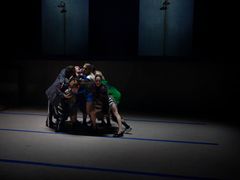 "Afterlife" i koreografi av Heidi Vierthaler. Premiär på Skånes Dansteater i Malmö 24 oktober 2026. Dansare i bild: Tiemen Stemerding, Jacob Phillips, Oliver Lund,  Dario Minoia, Emma Välimäki, Valentina Messieri, Maria Pilar Abaurrea Zardoya, Facundo Ebenegger.