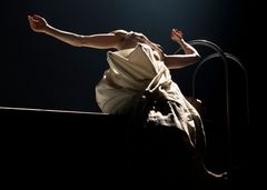 "Afterlife" i koreografi av Heidi Vierthaler. Premiär på Skånes Dansteater i Malmö 24 oktober 2026. Dansare i bild:  Emma Välimäki.