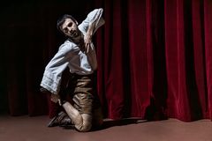 "May Fall" i koreografi av Aristide Rontini har premiär på Skånes Dansteater 30 januari 2026. Dansare i bild: Facundo Ebenegger