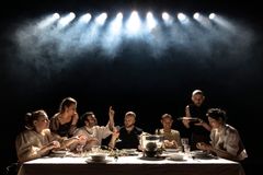 "May Fall" i koreografi av Aristide Rontini har premiär på Skånes Dansteater 30 januari 2026. Dansare i bild: Madeleine Månsson, Marion Rastouil, Facundo Ebenegger, Tomáš Červinka, Michael Marquez, Samuel Denton, Hazuki Kojima.