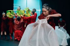 "Invisible Rulers" i koreografi av Lava Markusson och Michael Tang Markusson har premiär på Skånes Dansteater 21 februari 2026. Dansare i bild: Maria Pilar Abaurrea Zardoya.
