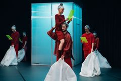 "Invisible Rulers" i koreografi av Lava Markusson och Michael Tang Markusson har premiär på Skånes Dansteater 21 februari 2026. Dansare i bild: Fabrizio Di Franco, Tomás Silva (Codarts), Hanna Nussbaumer, Kit Brown, Patrick Short (Palucca), Jing Yi Wang.