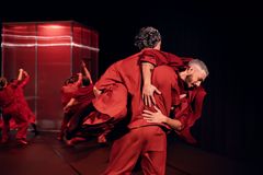 "Invisible Rulers" i koreografi av Lava Markusson och Michael Tang Markusson har premiär på Skånes Dansteater 21 februari 2026. Dansare i bild: Patrick Short (Palucca), Simone Frederick Scacchetti.