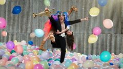 Wing Ding i koreografi av ﻿﻿ Lidia Wos har premiär på Malmö Opera 10 maj 2025 . Dansare i bild: Carl Peters, Valentina Messieri. Wind Ding är ett samarbete mellan Skånes Dansteater och Malmö Opera.