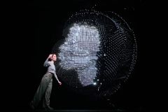 Teaterföreställningen ”SH4D0W” – den första scenproduktionen med en artificiell intelligens (AI) i huvudrollen.