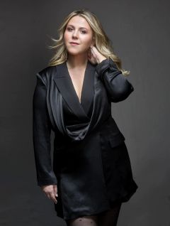 Christina Nilsson, stående