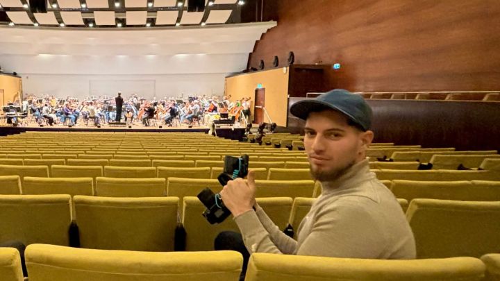 Manhal Ahmed, filmskapare i samarbetet med Dalhem, i Helsingborgs konserthus stora sal. Fotograf: Louise Jondalen