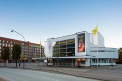 Bild tagen 2017. Huvudentré och fasad mot öster.