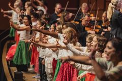 Barnkör från Raus Planterings skola och Helsingborgs Kulturskola sjunger med Helsingborgs Symfoniorkester på skolkonserten Majas alfabetssånger
