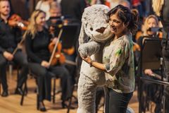Ayla Kabaca leder skolkonserten Majas alfabetssånger med Helsingborgs Symfoniorkester