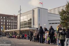 Skolbarn på väg till skolkonsert Majas Alfabetssånger på Helsingborgs Konserthus