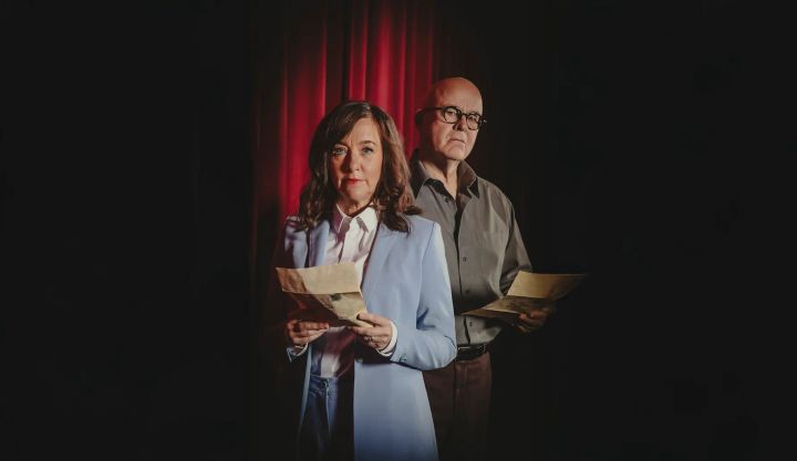 Cecilia Borssén och Fredrik Dolk med kärleksbrev från Helsingborgarna
