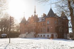 visar sofiero slott med lite snö en solig dag
