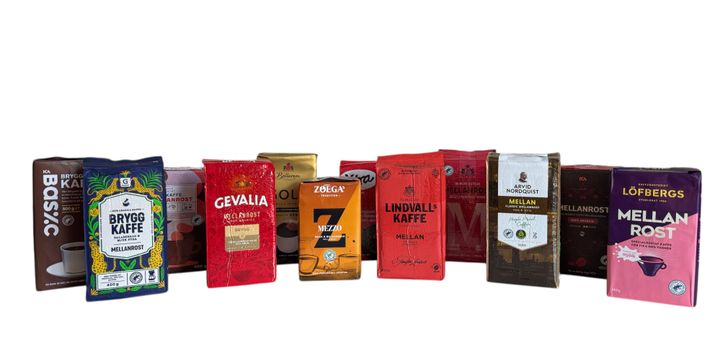 Gruppbild av de testade kaffe-sorterna. Foto: Testfakta.