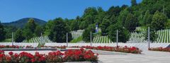 Begravningsplats och Minnesmonument för folkmordet i Srebrenica OSAPG/UN. (https://www.un.org/en/observances/srebrenica-genocide-commemoration-day/about)