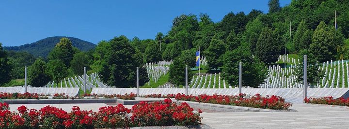 Begravningsplats och Minnesmonument för folkmordet i Srebrenica OSAPG/UN. (https://www.un.org/en/observances/srebrenica-genocide-commemoration-day/about)