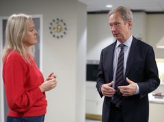 Kajsa Hessel samtalar med advokat John Hane i en ljus kontorsmiljö.