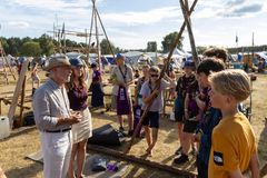 Miljöpartiets språkrör Daniel Helldén var en av politikerna som besökte Jamboree26 under onsdagen.