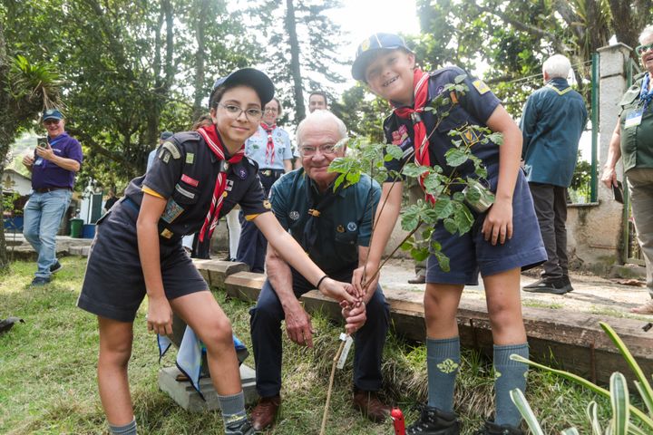 Kungen tillsammans med scouter från Brasilien. Foto: World Scout Foundation