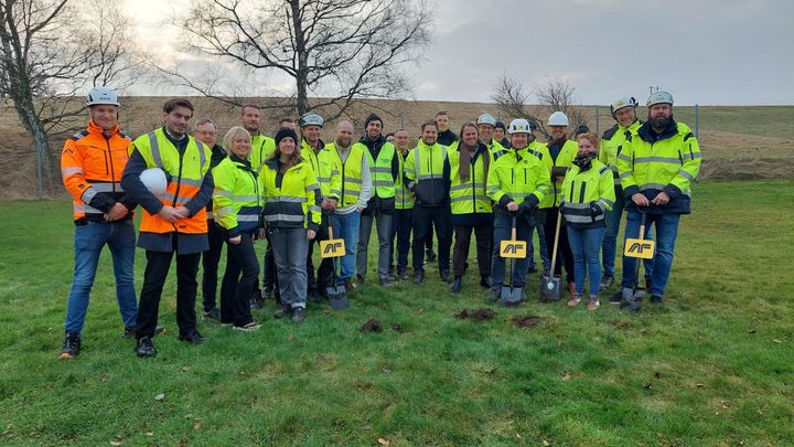 LBVA:s projektgrupp tar ett första spadtag tillsammans med entreprenörer som ska installera PFAS-rening på vattenverket Prästjorden i Halmstad.
