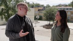 Tjejzonens volontär Linnea intervjuar läraren Kim i utbildningsfilmen Ätstörningskollen