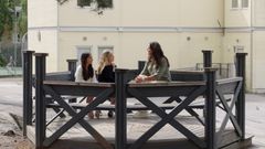 Tjejzonens volontär Linnea intervjuar två flickor i filmen Ätstörningskollen
