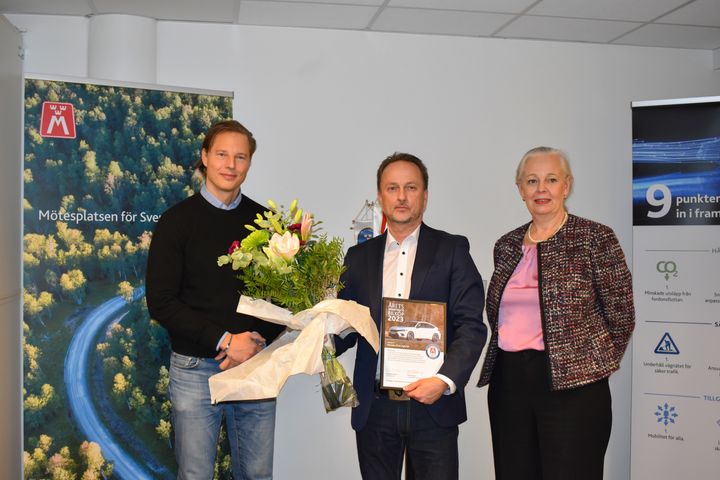 Stefan Malmgren, Country Manager för Honda Sverige, mottar utmärkelsen för Årets Smartaste Bilköp från Erik Trulsson, chefredaktör för Motor och Caroline Drabe, vd på Riksförbundet M Sverige.