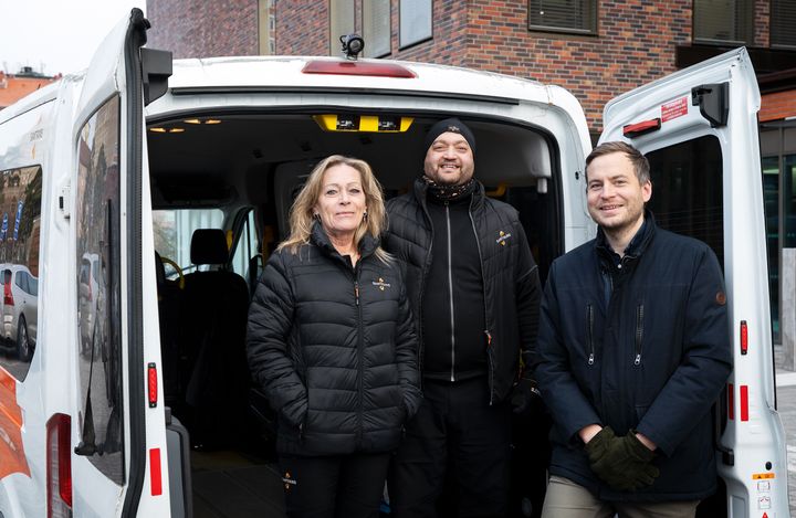 Färdtjänstförarna Carina och Philip (t v) tillsammans med Carl-Erik Stjernvall (t h) från Riksförbundet M Sverige.
