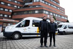 Färdtjänstförarna Philip och Carina fick represtera alla som dagligen kör för att få livet att funka.