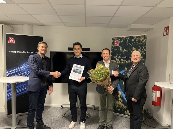 Carl-Erik Stjernvall (t v) och Heléne Lilja (t h) delade ut priset Årets smartaste bilköp 2025 till Toyotas representanter Fredrik Kull och Christian Hallin från Toyota.