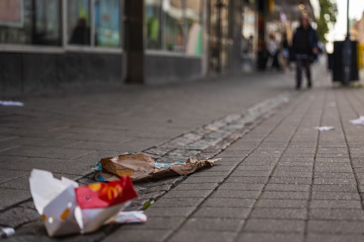 Nedskräpning av engångsprodukter i stadsmiljö.