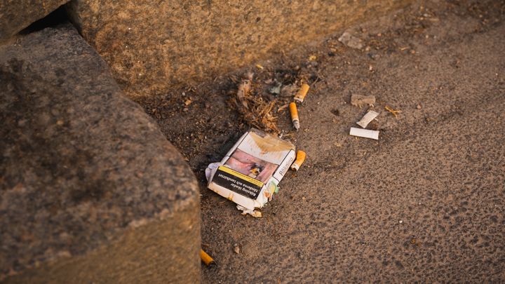 Producenter ska bland annat bekosta städningen av plastförpackningar och fimpar. Foto: Håll Sverige Rent / Jonas Holmqvist