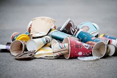 Engångsprodukter är inte bara ett slöseri med resurser – det är också ett vanligt skräp i städer, naturen och på stränder. Bilden är ett montage.