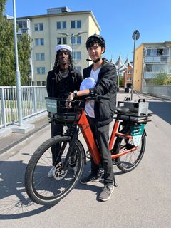 Kaled Buraale (vänster) och Erik Karlsson (höger) är två av de unga sommarjobbare som ska testa den nya AI-tekniken för att mäta skräp.