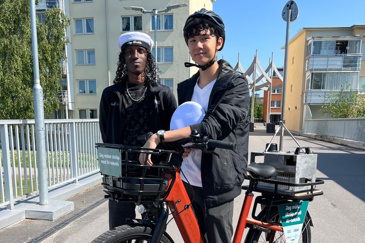Kaled Buraale (vänster) och Erik Karlsson (höger) är två av de unga sommarjobbare som ska testa den nya AI-tekniken för att mäta skräp.