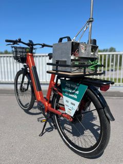 Under nio veckor ska ungdomarna cykla runt för att kartlägga nedskräpningen i Navestad och Hageby.