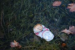 Burkar och glasflaskor hör till det skräp som ofta hamnar i vägrenen.