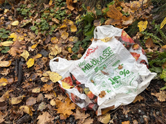 Plastpåsar som hamnar i naturen bryts inte ner utan blir mikro- och nanoplast som skadar miljön.