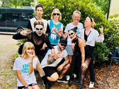 Under sommarens stadsfestival i Örebro, som bandet arrangerade och uppträdde på, fanns Håll Sverige Rent på plats med familjeaktiviteter, skräpplockning och information om hur arrangörer kan skapa plastfria event