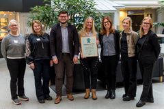 Helsingborgs stad vinner titeln Årets Håll Sverige Rent-kommun 2025. Från vänster: Susanne Nordén, ansvarig kommunsamarbeten på Håll Sverige Rent, Jane Frössberg, marknadskoordinator på Håll Sverige Rent, Alexander Svensson (M), ordförande i stadsbyggnadsnämnden, Cecilia Reinholdsson, projektledare för Rent Helsingborg och områdesutvecklare, Anna Möller stadsbyggnadsdirektör, Lina Andréasson kommunikationsstrateg och kommunikationsansvarig för Rent Helsingborg, Sara Sixten Karlberg enhetschef drift och underhåll.